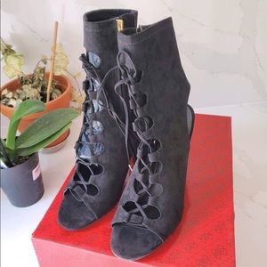 NBWT🔥🔥🔥 GUESS SHOES🔥🔥🔥 SIZE 8. Black with side zipper closet. BRAND NEW